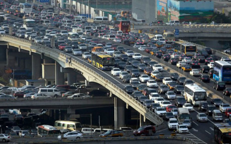 Hàng ngàn xe nối đuôi nhau dài hàng 100km trên đường cao tốc (Ảnh: Reuters)