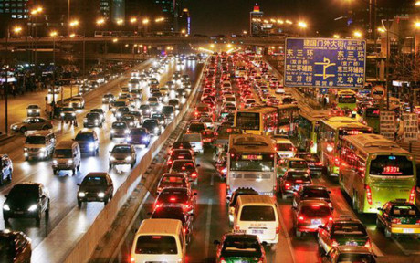 Trên đường phố Bắc Kinh thường xuyên diễn ra cảnh tắc đường, bất kể ngày hay đêm (Ảnh: thenanfang.com)