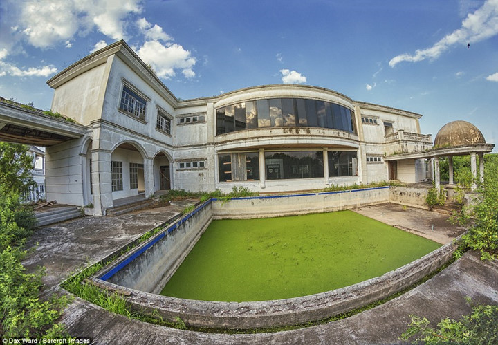 Bể bơi đầy rêu trong một căn biệt thự ở Nakhon Pathom.