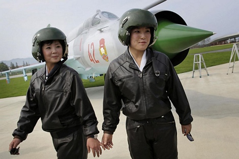 Hai nữ phi công MiG-21 của Triều Tiên trong Triển lãm Hàng không Hữu nghị Quốc tế Wonsan.