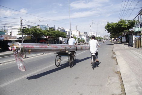 Xe lôi đạp đã bị cấm lưu thông từ năm 2010, nhưng hiện nay vẫn còn hoạt động và chở hàng hóa cồng kềnh.