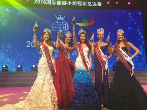 Top 5 cuộc thi Nữ hoàng du lịch quốc tế năm 2016, đứng giữa là hoa hậu Anu Namahir đến từ Mông Cổ.