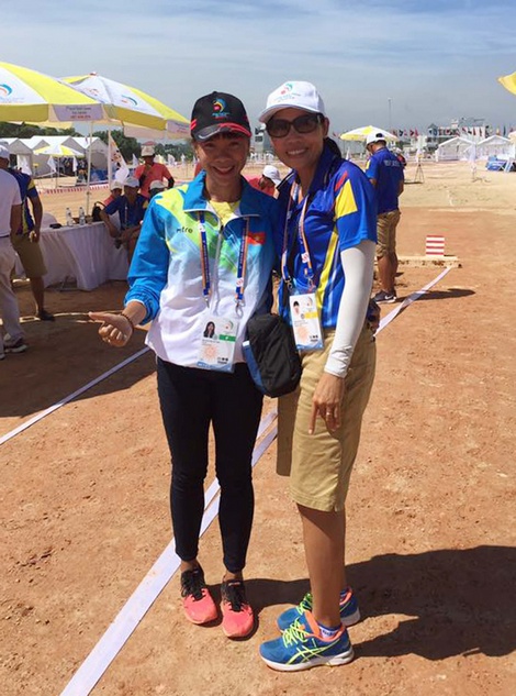 Nguyễn Thị Trúc Mai (trái) cùng Bùi Thị Thu Thảo giành 2 chiếc huy chương cao nhất của môn nhảy xa.