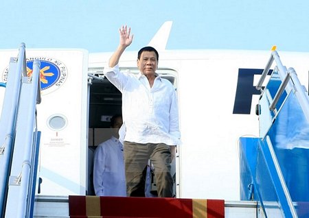 Chiều 28/9/2016, Tổng thống Philippines Rodrigo Duterte đến sân bay Quốc tế Nội Bài bắt đầu chuyến thăm chính thức Việt Nam theo lời mời của Chủ tịch nước Trần Đại Quang. (Ảnh: Phạm Kiên - TTXVN)