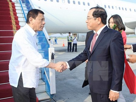  Bộ trưởng, Chủ nhiệm Văn phòng Chủ tịch nước Đào Việt Trung đón Tổng thống Philippines Rodrigo Duterte tại sân bay Quốc tế Nội Bài. (Ảnh: Phạm Kiên - TTXVN)