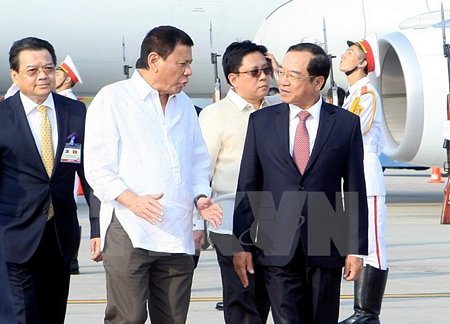 Lễ đón Tổng thống Philippines Rodrigo Duterte tại sân bay Quốc tế Nội Bài. Ảnh: Phạm Kiên - TTXVN