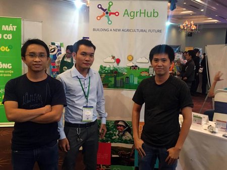 Anh Đỗ Minh Tân (đứng giữa, quê xã Phú Đức- Long Hồ) trưởng nhóm thực hiện dự án “Nông nghiệp đô thị” được vào vòng chung kết cuộc thi dự án khởi nghiệp 2016.