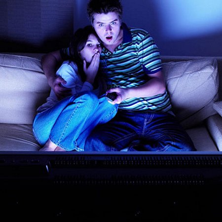 Bạo lực: Những điều đáng sợ có thể khiến bạn rối trí. Thậm chí những cảnh bạo lực trên TV cũng làm bạn bị phân tâm và khó chìm vào giấc ngủ.