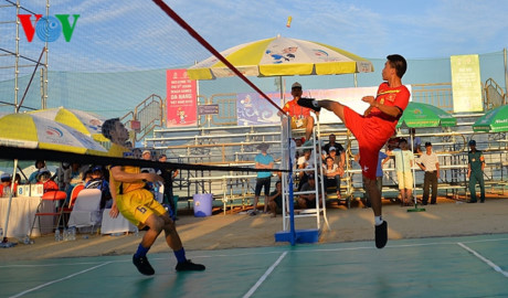 Bước vào trận chung kết đá cầu bãi biển đơn nam, VĐV Đinh Văn Đức (áo đỏ) phải đụng độ đối thủ người Thái Lan- Mainoi Praphan
