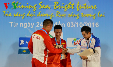 Các đối thủ của Đinh Văn Đức vẫn tươi cười dù không có được kết quả tốt ở Đại hội thể thao bãi biển châu Á lần này