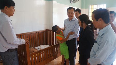 Phó Chủ tịch HĐND tỉnh- Nguyễn Minh Dũng và các thành viên đoàn thăm các bé khuyết tật bị bỏ rơi đang được nuôi dưỡng tại Trung tâm.