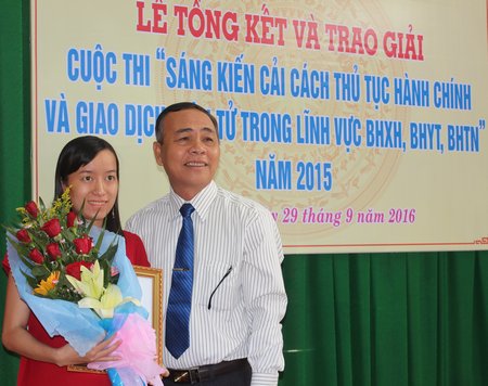 Ông Nguyễn Bá Thanh- Phó Giám đốc phụ trách BHXH tỉnh Vĩnh Long thừa ủy quyền BHXH Việt Nam trao giải cho cá nhân tại tỉnh đạt giải.