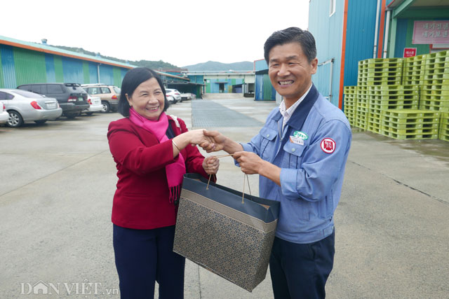 Bà Nguyễn Hồng Lý – Phó chủ tịch TƯ Hội Nông dân Việt Nam tặng quà cho ban lãnh đạo trang trại.