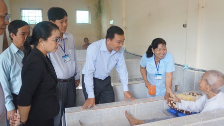 Phó Chủ tịch HĐND tỉnh- Nguyễn Minh Dũng cùng đoàn khảo sát, thăm các đối tượng xã hội đang nuôi dưỡng tại Trung tâm Công tác Xã hội tỉnh.