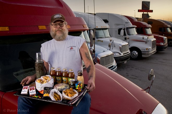 Conrad Tolby, tài xế xe tải đường dài, ăn 5.400 calo một ngày. (Nguồn: brightside)