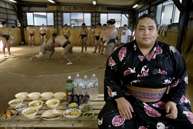 Takeshi Masato, một đô vật sumo ở Nhật Bản, ăn 3.500 calo mỗi ngày. (Nguồn: brightside)