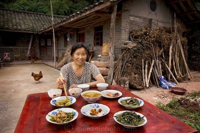 Lan Guihua, người nông dân ở Trung Quốc, ăn 1.900 calo mỗi ngày. (Nguồn: brightside)