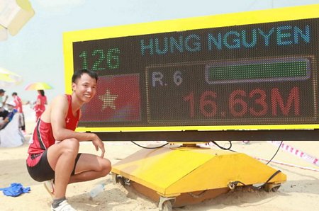 VĐV nhảy xa Nguyễn Văn Hùng đoạt HCV ngày 29/9 với thành tích 16,63m.