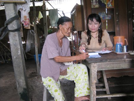 Bà Trương Thị Hoa đang ký nhận tiền bạn đọc gửi bổ sung.