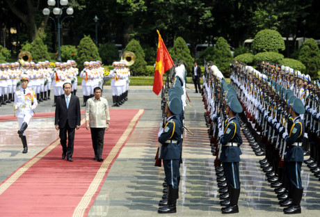 Chủ tịch nước Trần Đại Quang và Tổng thống Philippines duyệt đội danh dự Quân đội nhân dân Việt Nam.