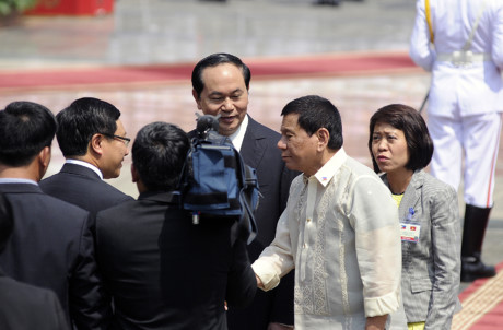 Tổng thống Philippines bắt tay các quan chức Việt Nam.