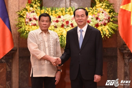 Chủ tịch nước Trần Đại Quang bắt tay Tổng thống Duterte trước hội đàm. Ảnh: Tùng Đinh