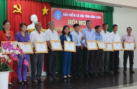 Dịp này, BHXH tỉnh Vĩnh Long trao giấy khen cho 12 cá nhân các đại lý thu BHYT hoàn thành tốt công tác thu.