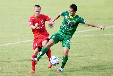  Nguyễn Lộc Tài (17, Long An), lọt vào danh sách cầu thủ tiêu biểu V-League 2016.