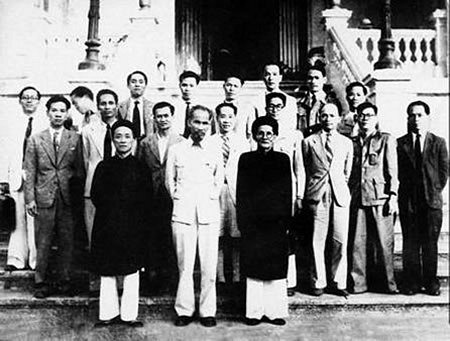 Cụ Huỳnh Thúc Kháng (bên trái Chủ tịch Hồ Chí Minh) trong Chính phủ năm 1946 nước Việt Nam Dân chủ cộng hòa.