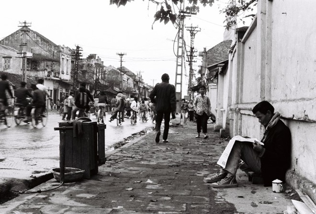 Trong những tác phẩm chụp Hà Nội cũ, Lê Vượng thường hướng góc máy vào những mái nhà phố cổ, một cành cây, một đường tàu điện cắt ngang phố hoặc những người dân bình dị đi trên đường. 
