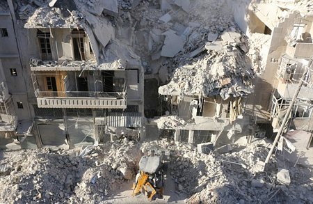 Cảnh đổ nát sau cuộc không kích tại khu vực Tariq a-Bab, Aleppo. (Nguồn: AFP/TTXVN)