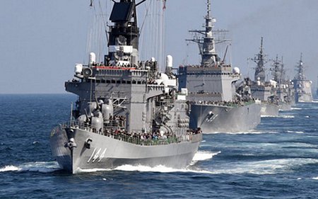 Tàu hộ tống Kurama (dẫn đầu) của Lực lượng Phòng vệ Hàng hải Nhật Bản và các tàu khác ở vịnh Sagami. (ảnh: AFP)
