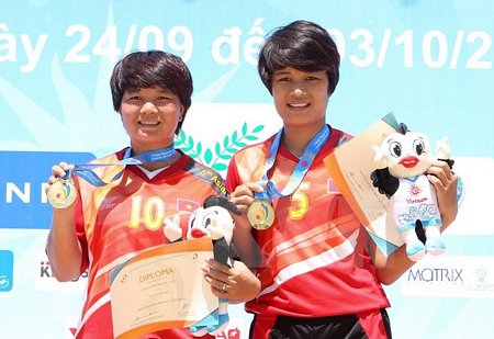 Đôi VĐV Hoàng Thị Trà My và Nguyễn Thị Đào nhận huy chương vàng. (Ảnh: Quốc Khánh/TTXVN)