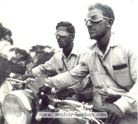 Hồi ấy (1954) du lịch không dễ dàng, tiện nghi như bây giờ. Họ đi mô tô từ Tehran đến Mashad, rồi từ đó bắt đầu hành trình. 