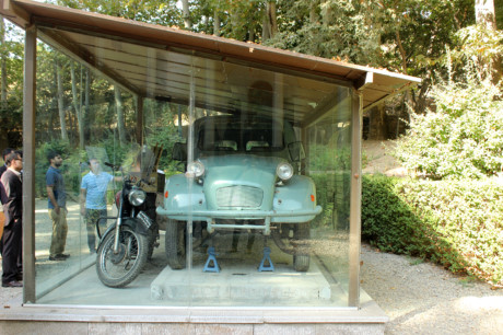 Tất cả được trưng bày tại Bảo tàng ở Tehran, Thủ đô Iran. Trong ảnh: Xe máy và xe Citroen 2CV mà hai anh em đã sử dụng trong hành trình.