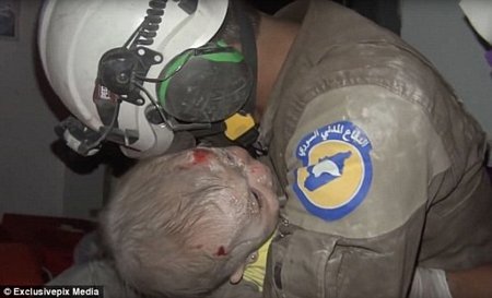 Nhân viên cứu hộ Abu Kifah ôm bé gái sơ sinh trong lòng, gục đầu khóc.