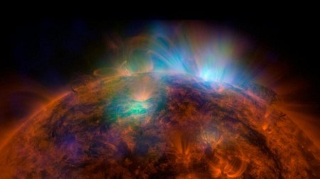 Năng lượng đang bùng nổ trên khí quyển của Mặt Trời, những đợt năng lượng này khi phóng vào không gian sẽ trở thành gió Mặt Trời, mang điện tích đi khắp hệ Mặt Trời. Ảnh: NASA/JPL-Caltech/GSFC.