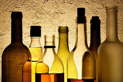 Nếu đồng thời uống rượu quá nhiều, hàm lượng chì trong máu tăng cao, các chất có hại vừa sinh ra kết hợp với cồn trong rượu dần dần tạo thành khối u trong đường tiêu hóa.