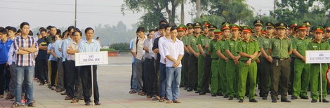 Nhiều đoàn viên thanh niên các trường học và lực lượng vũ trang tham gia mít tinh.