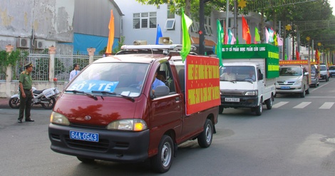 Đoàn xe cổ động diễu hành qua nhiều tuyến phố chính trung tâm TP Vĩnh Long.