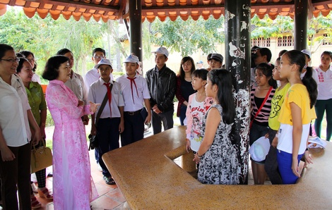 Các em học sinh được nguyên Thứ trưởng Bộ GD- ĐT Đặng Huỳnh Mai giới thiệu về Văn Thánh miếu Vĩnh Long.