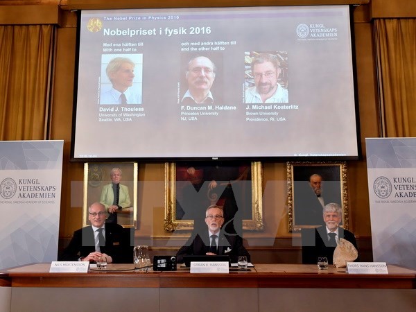 Hội đồng giải thưởng Nobel công bố 3 nhà khoa học giành giải Nobel Vật lý 2016: David Thouless, Duncan Haldane và Michael Kosterlitz. (Nguồn: AFP/TTXVN)
