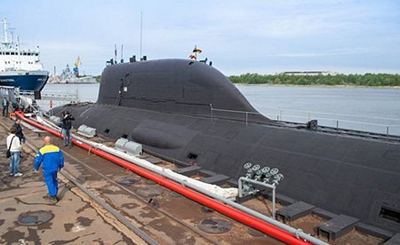 Tàu ngầm hạt nhân đa nhiệm “Severodvinsk” đầu tiên thuộc Đề án “Yasen” К-560 neo tại bến Công ty đóng tàu quốc phòng Sevmash ở thành phố Severodvinsk, LB Nga. Ảnh: RIA Novosti.