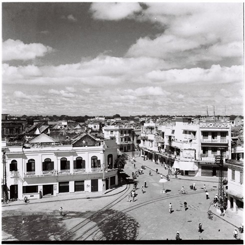 Những năm 30 của thế kỷ 20, với chiếc máy ảnh trên tay, Lê Vượng đã lang thang khắp Hà Nội để ghi lại nhịp sống, phong cảnh và kiến trúc của Thủ đô.