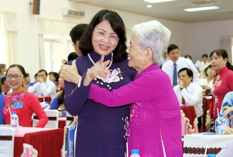 Phó Chủ tịch nước- Đặng Thị Ngọc Thịnh thăm hỏi quý Mẹ Việt Nam anh hùng và cán bộ hưu tại Đại hội.