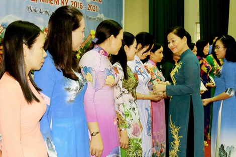 Phó Chủ tịch Hội LHPN Việt Nam- Trần Thị Hương trao kỷ niệm chương cho các cá nhân xuất sắc.