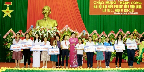 Bà Nguyễn Thị Đoàn- Giám đốc Mobifone Vĩnh Long cùng bà Nguyễn Thị Minh Trang- Chủ tịch Hội Liên hiệp Phụ nữ tỉnh trao học bổng cho các học sinh.