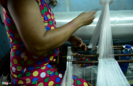Những năm 1993 trở về sau, vải Bảy Hiền không đủ sức cạnh tranh với vải Trung Quốc nên thị phần dần bị thu hẹp khiến ngành dệt chựng lại.
