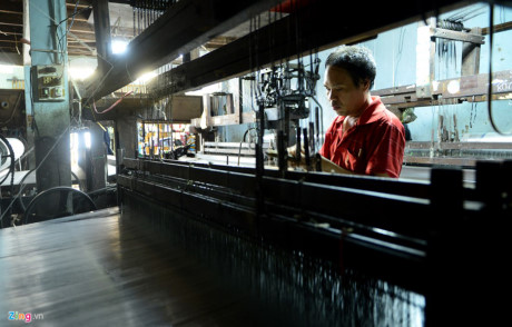 Anh Trương Mậu Đông (40 tuổi), ngụ đường Nguyễn Bá Tòng, khu phố 3, phường 11 là người duy nhất của thế hệ thứ hai ở làng này theo nghề dệt vải của gia đình. Một mình anh phụ trách 4 máy dệt khung gỗ cũ kỹ, công nghệ của những năm 1980 của thế kỷ trước.