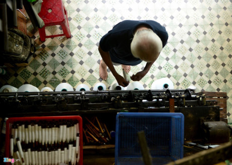 Cụ Trương Tôn (84 tuổi), một trong những người di cư từ Quảng Nam vào từ năm 1963, làm dệt vải tại khu vực Bảy Hiền cho đến nay. Trải qua nửa thế kỷ gắn bó với nghề, hiện cụ vẫn phụ giúp anh Đông (con trai cụ) lắp sợi vào máy cuốn.